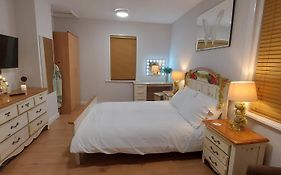 The Enigma - 2 Master Bedrooms Sleeps 6